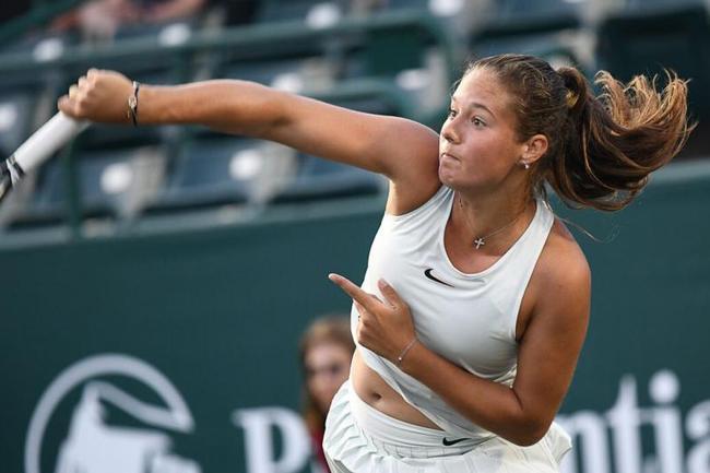 她完美地展 她完美地展